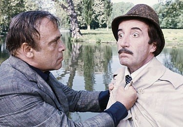 Herbert Lom vľavo v úlohe komisára Dreyfusa