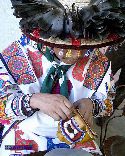 011-huichol-pri-praci.jpg