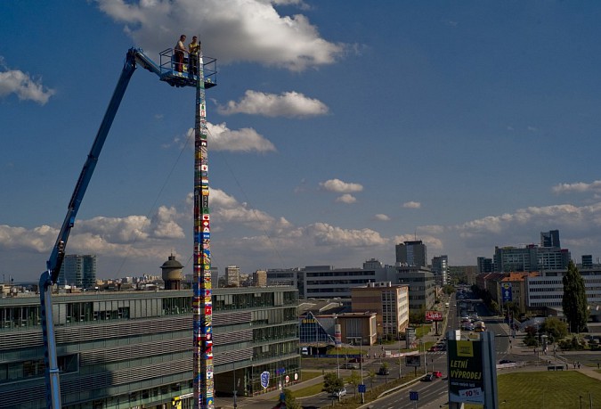 afp-czech-lego-tower-08sep12-975x663.jpg