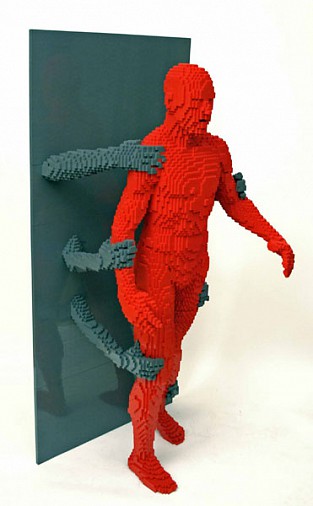 incredible-lego-art-by-nathan-sawaya-grasp.jpg