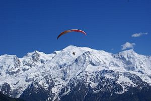paragliding-over-mont-blanc-790383-m.jpg