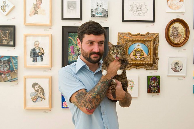 Šťastný majiteľ so svojim mačacím miláčikom v galérií Lil Bub