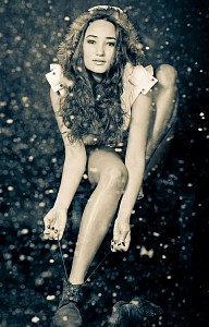 the-girl-puts-shoes-on-in-a-snowfall-1376800-m.jpg