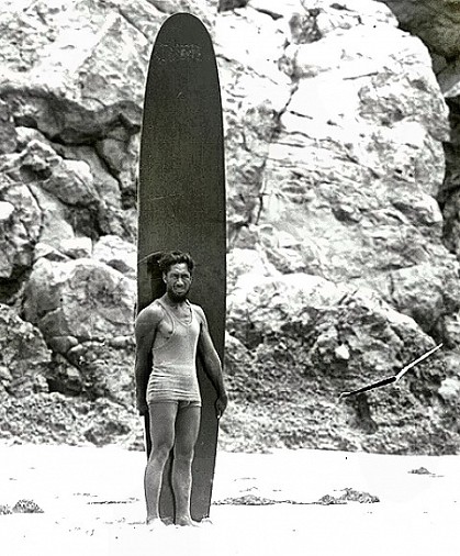 Legendárny Duke Kahanamoku a jeho surf s priam gigantickými rozmermi