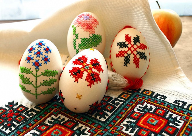 800px-embroidered-eggs-by-i-forostyuk.jpg