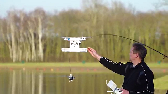 Po nastražení návnady sa dron poslušne vráti k rybárovi