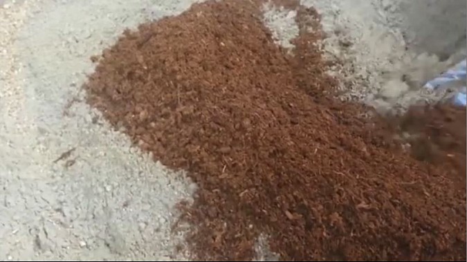 Najprv zmiešame cement a rašelinu