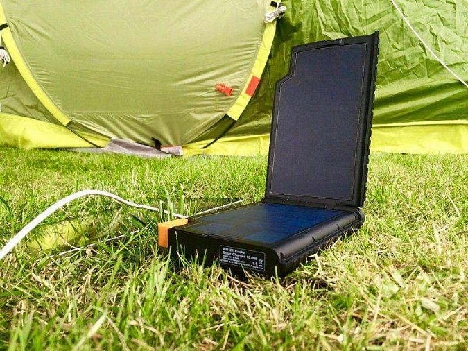 solarna-nabijacka-a-powerbank-2v1-xtorm-evoke-am121-4-5w-10000mah-vyuzitie-pri-stanovani.jpg