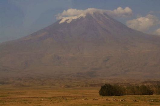 Pohľad na Ararat ozdobený snehovou čiapočkou