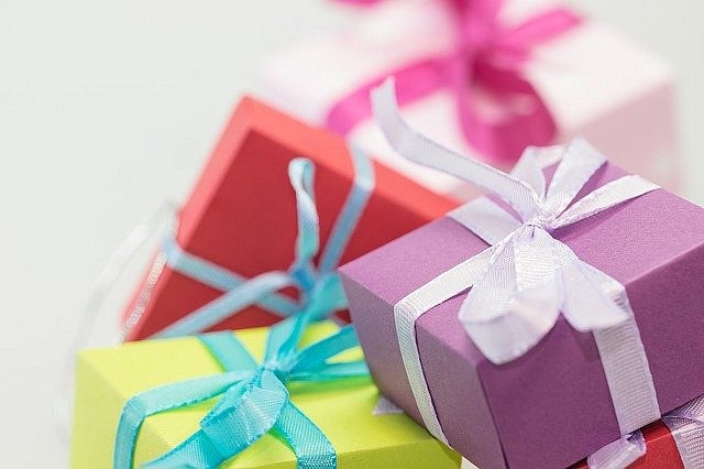 gifts-570821-640.jpg