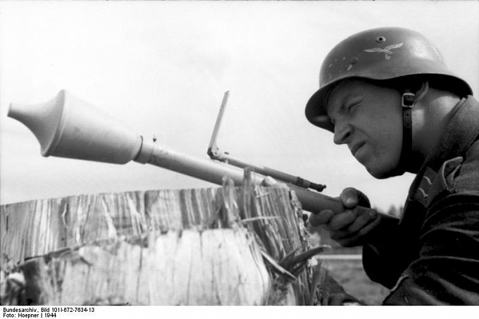 bundesarchiv-bild-101i-672-7634-13-russland-luftwaffensoldat-mit-panzerabwehrwaffe.jpg