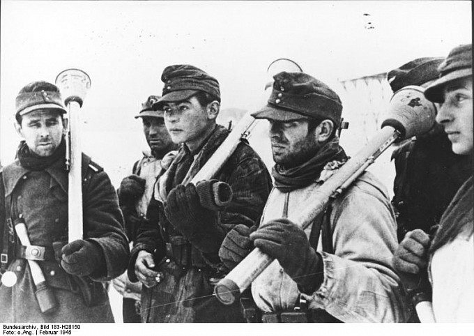 bundesarchiv-bild-183-h28150-deutsche-soldaten-mit-panzerfausten.jpg