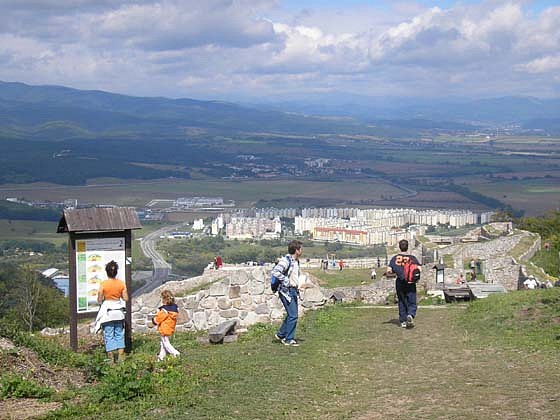 Z Pustého hradu sa po odlesnení otvárajú ďaleké výhľady
