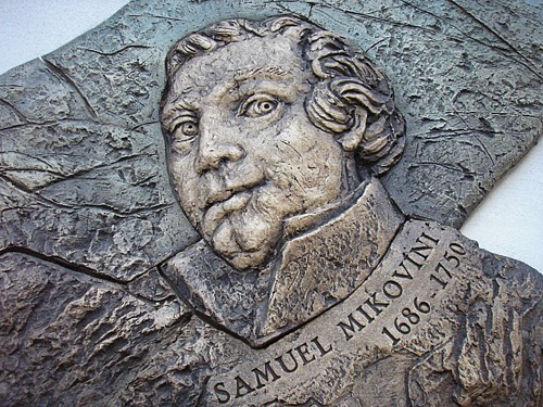 Portrét Samuela Mikovíniho na reliéfe pred radnicou v Banskej Štiavnici