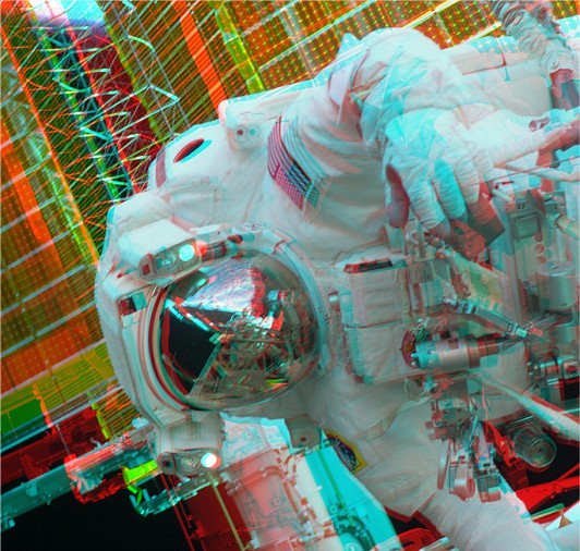 space-suit-3d-anaglyph.jpg