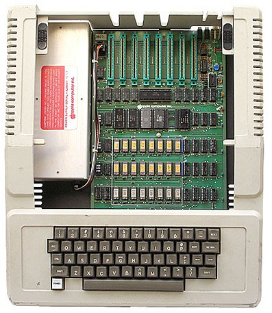 Počítač Apple II. S viditeľnou základnou doskou s 8 rozširujúcimi slotami