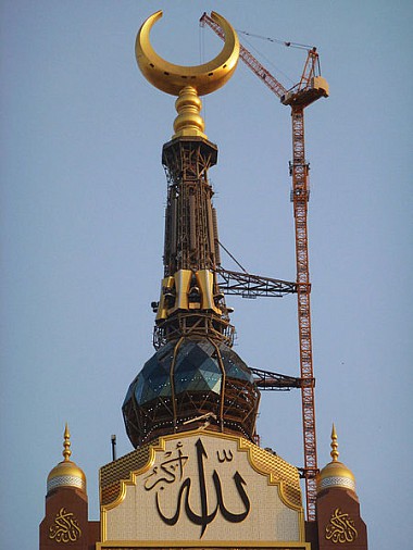 Veža - minaret nad hodinami
