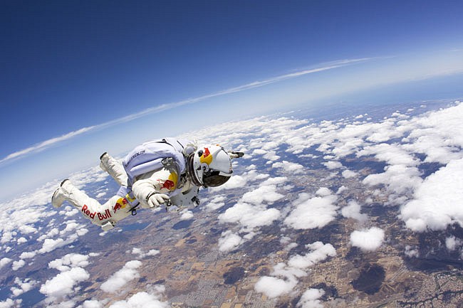 Felix Baumgartner v akcií pri testovacom zoskoku vo výške 8 kilometrov