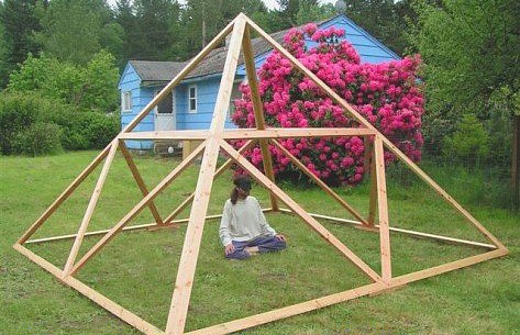 Vysoká pyramída nemusí mať vyplnené steny. 