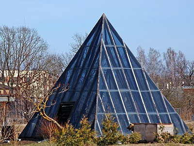 Skleník v tvare pyramídy dokáže s rastlinami hotové zázraky