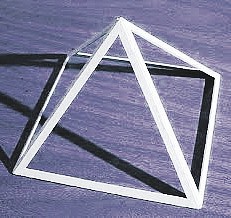 Skeletová pyramída bez výplne stien pôsobí rovnako, ako uzatvorená pyramída