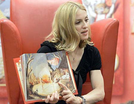 Madonna predstavuje jednu zo svojich kníh pre deti