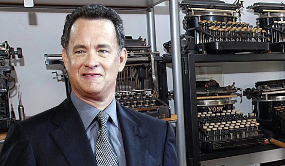 Tom Hanks s časťou svojej zbierky