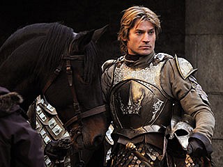 Seriál Game of Thrones sa snaží čo najvernejšie preniesť G.R.R.Martinov príbeh na filmové plátna. Herec Nikolaj Coster ako Jamie Lanister