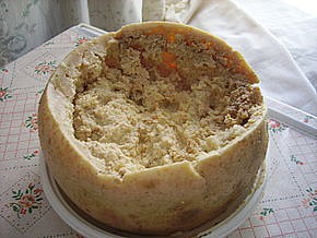 Casu marzu - syr, prešpikovaný larvami