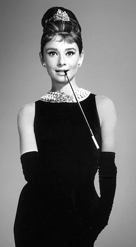 Slávna herečka Audrey Hepburn v malých čiernych