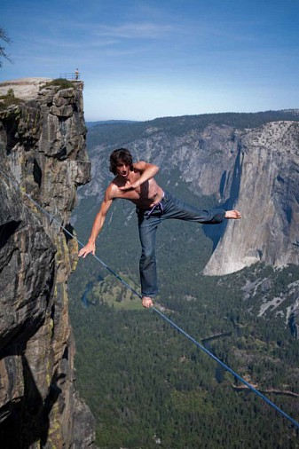 dean-potter-solo-taft-point-yosemite-slacklining-500x750.jpg